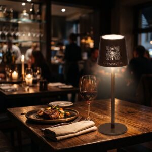 Personalisierte LED-Tischleuchte mit gravierten QR-Code auf einem Restauranttisch